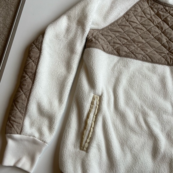 Abercrombie and Fitch asymmetrical snap up fleece cream and white - Picture 2 of 6